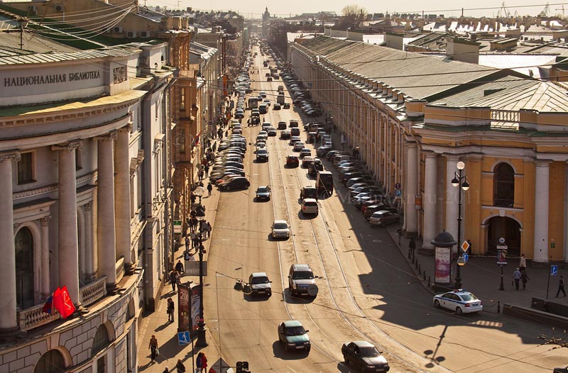 Гостиный двор по Садовой улице Петербурга