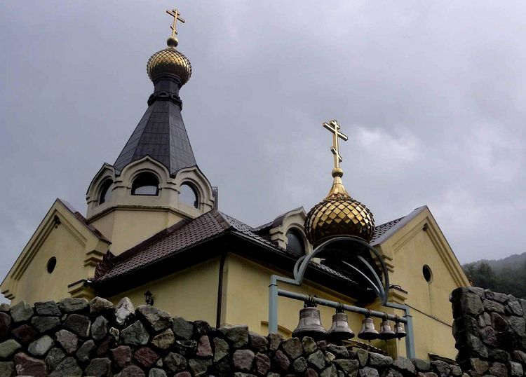 Купола и колокола "Крестовой пустыни" видны из-за монастырской ограды