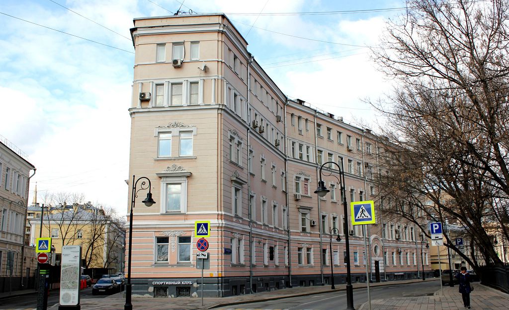 А в 30-е годы 20 века Дом Армянских вырос еще на один этаж