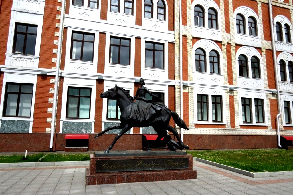 Национальная школа искусств находится за Памятником Елизавете Петровне