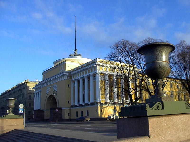 Петровский спуск на Адмиралтейской набережной Петербурга