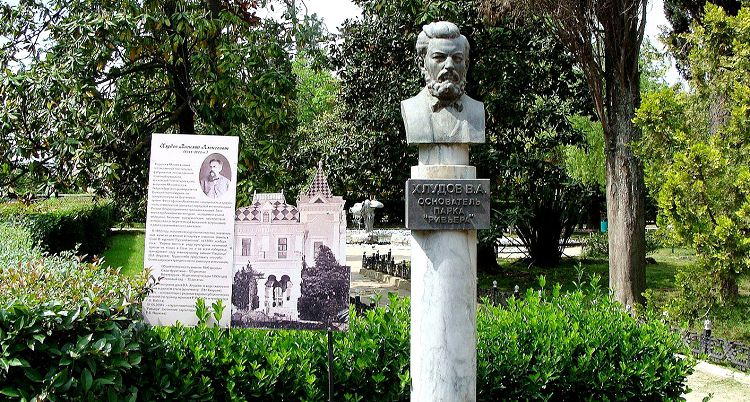 Около бюста В.Хлудова находится информационный стенд