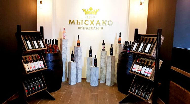 Кстати, в поселке Мысхако тоже можно посетить популярную винодельню