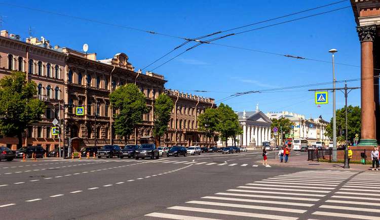 Особняки с номерами 3,5,7 ограничивают Исаакиевскую площадь с запада