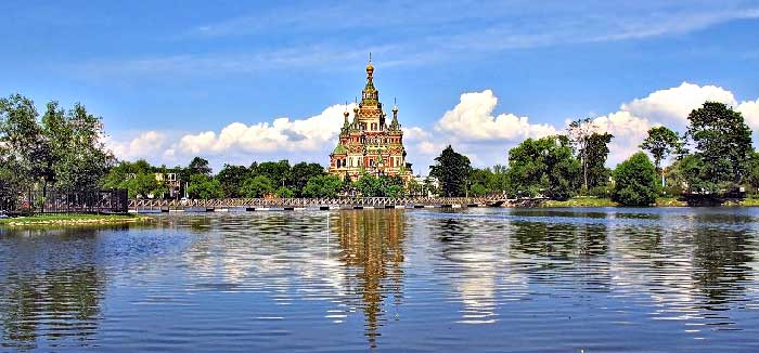 Собор Петра и Павла на Ольгином пруду в Петергофе
