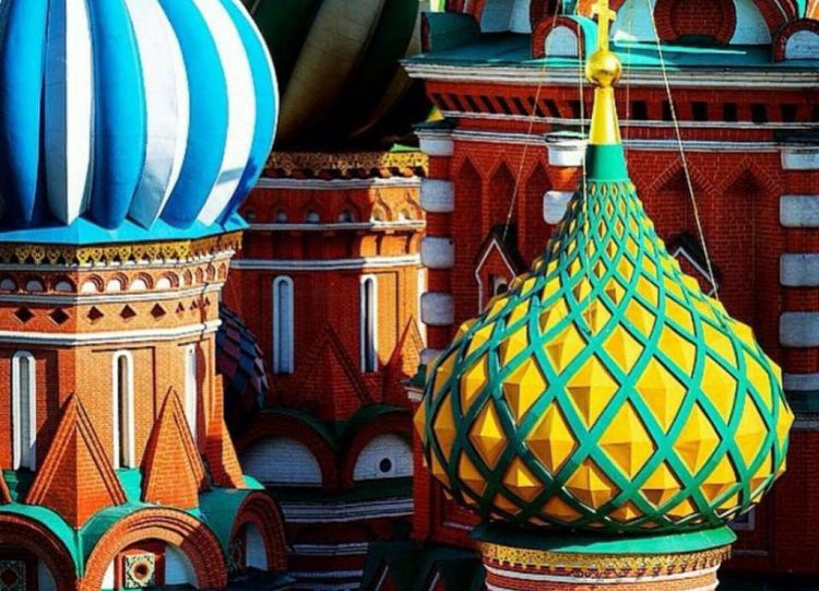 Снаружи купол Храма Григория Армянского выделяется желто-зеленой сеточкой