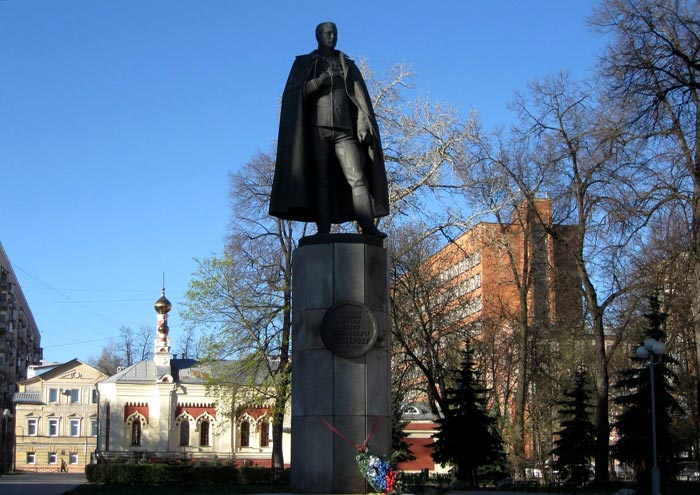 Памятник П.Нестерову в Нижнем Новгороде (скульпторы Рукавишниковы)