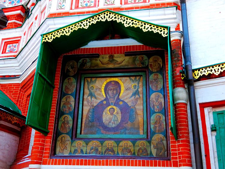 Икона "Знамение" с обзорами московских блаженных, находится с восточной стороны собора