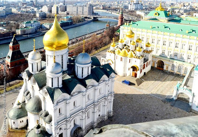 На Соборной площади находятся самые известные московские храмы