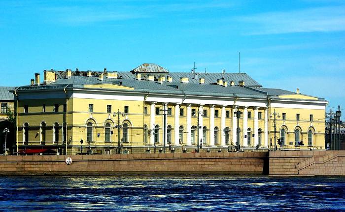 Со здания Зоологического музея начинается маршрут по Университетской набережной