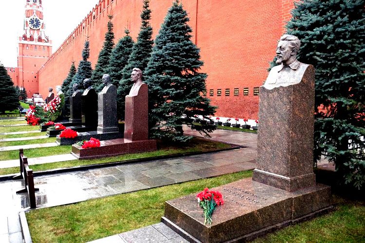 После войны архитектором И.Французом Кремлевский Некрополь был оформлен в едином стиле
