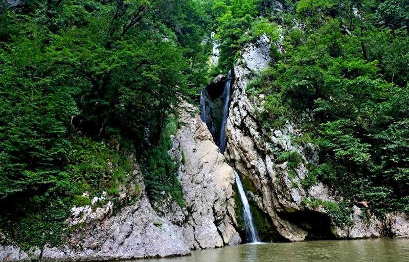 Каскад Среднего водопада очень живописен