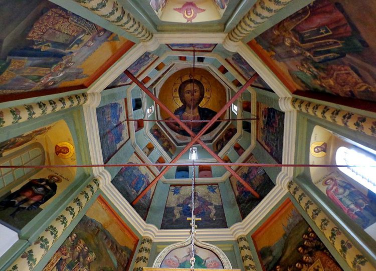 С купольного свода на посетителей Церкви Николы Великорецкого смотрит Спас Вседержитель