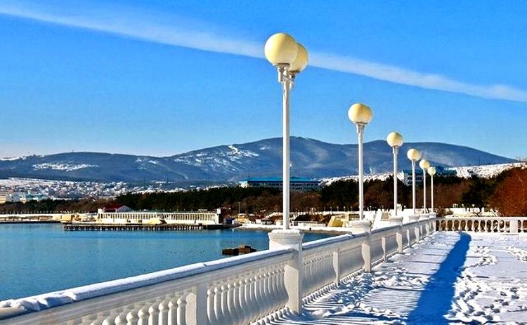 Даже когда выпадает снег, набережная выглядит тепло и солнечно