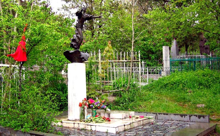 Бегущая по волнам на могиле писателя А.Грина