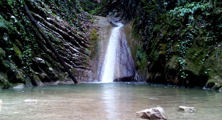 Искупаться в купели водопада Прохладный можно и нужно