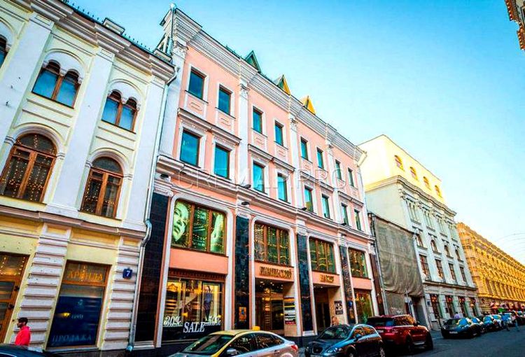 Любят туристы гулять и по современному комплексу "Никольского пассажа"
