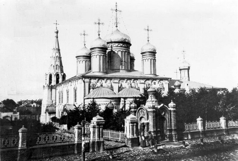 Первая каменная Богоявленская колокольня была невысока и имела шатровое завершение