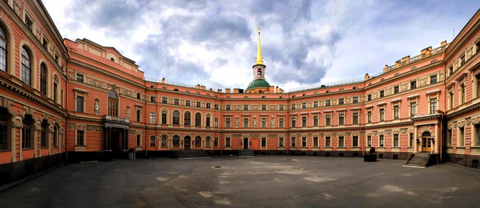 Внутренний двор Инженерного замка