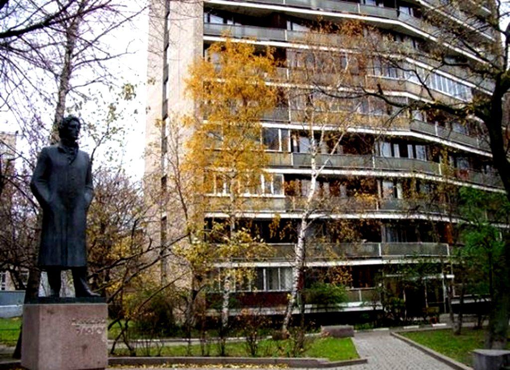 К подъезду дома № 8 дорога проходит мимо Памятника А.Блоку