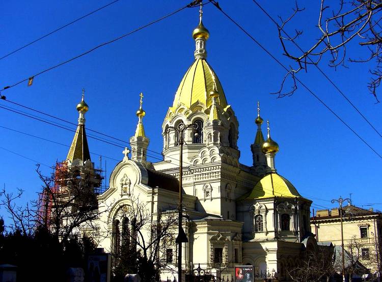 Покровский собор выглядит очень празднично и романтично