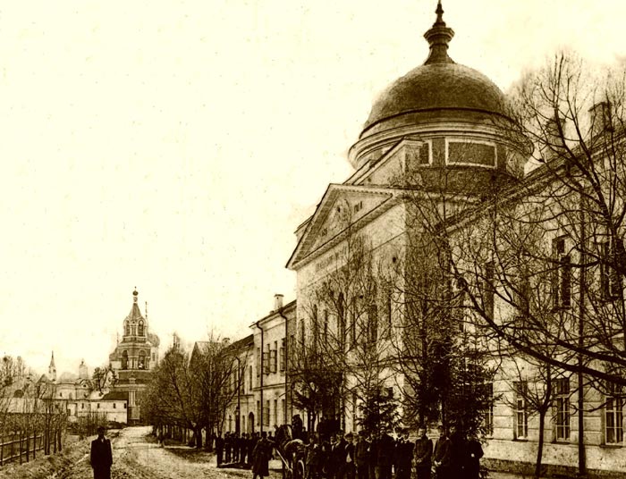 Главный семинарский корпус на фоне Спасо-Вифанского монастыря. 19 век