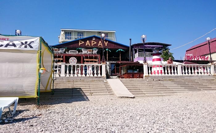 Выйти на пляж "Папай" можно сразу из ресторана