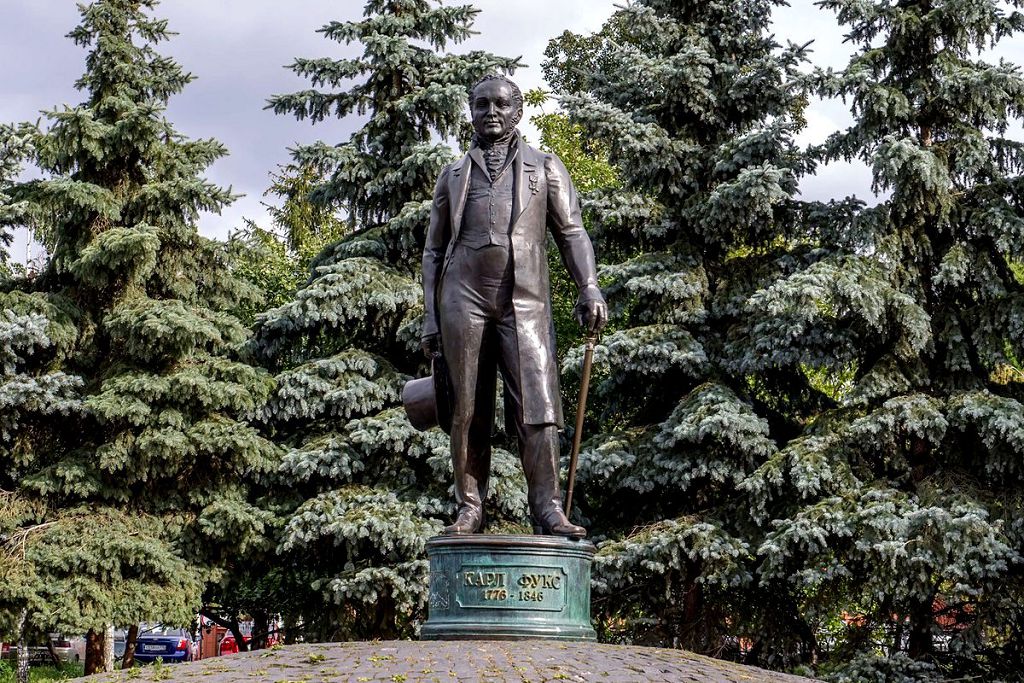 Памятник К.Фуксу установлен в конце  20 века около КГУ