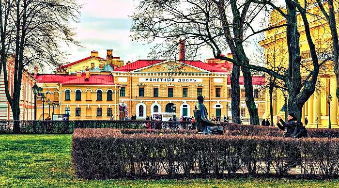 На территории Петропавловской крепости