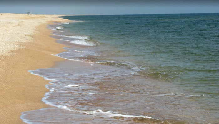 Песчаный пляж Тихой бухты и спокойное море обеспечат отличный отдых
