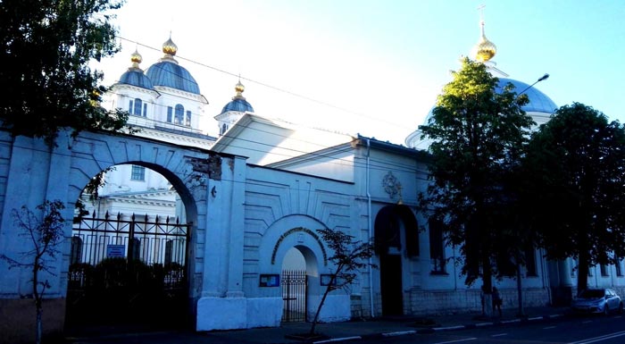 Вход в Казанский монастырь со стороны улицы Трефолова
