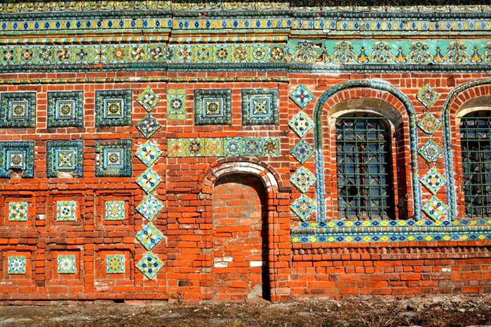 Изразцовое узорочье притвора Тихвинского храма