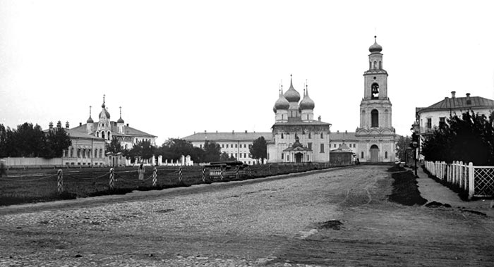 Успенский собор в ансамбле Ярославского кремля в конце 19 века