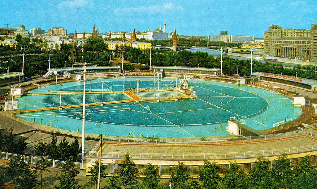 Открытый бассейн "Москва" на несколько десятилетий занял место Храма