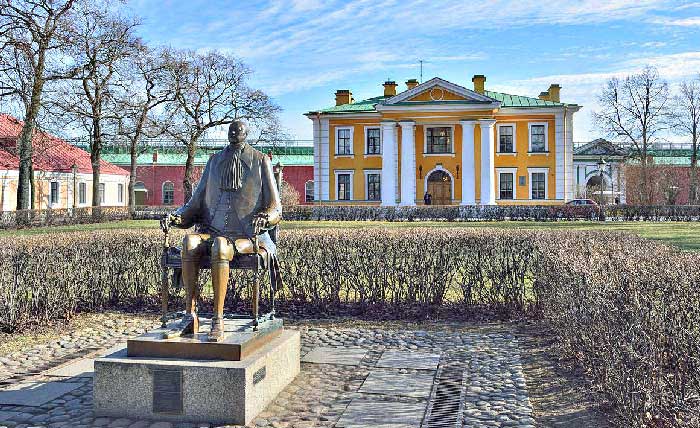 Памятник Петру Первому на бывшей Плясовой площади