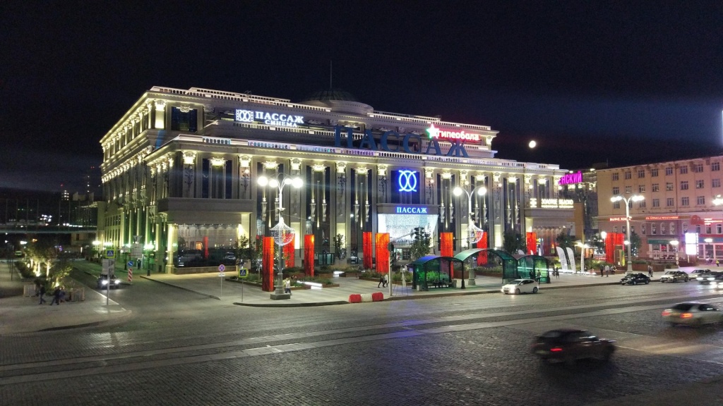 Зимние огни универмага Пассаж