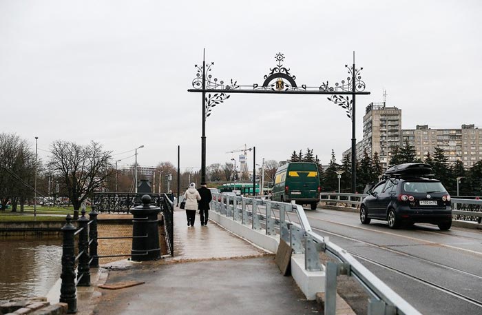 Деревянный мост в рыбной деревне в наши дни