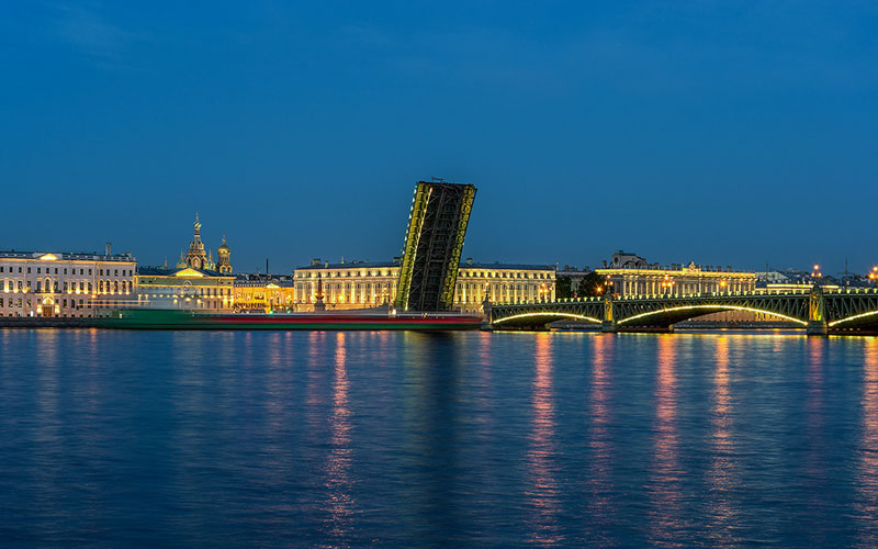Разведенный Троицкий мост в Санкт-Петербурге