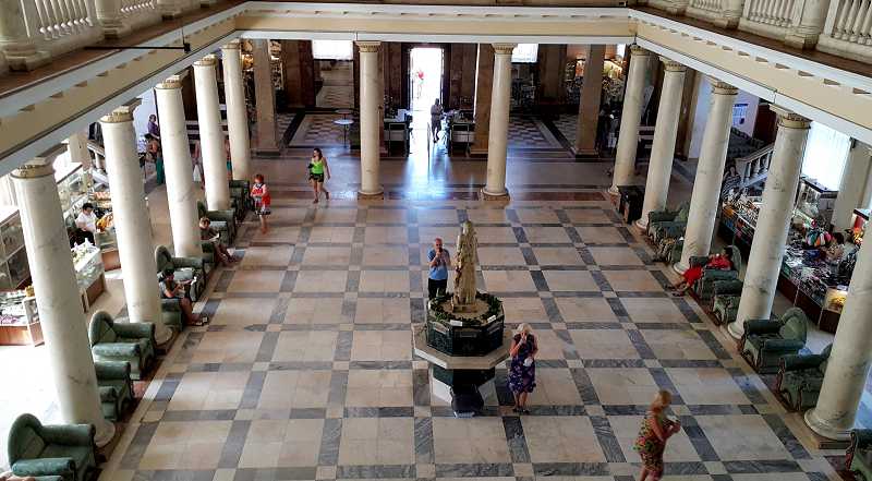 В колонном зале четвертого корпуса находится "Пластунская" лечебная вода