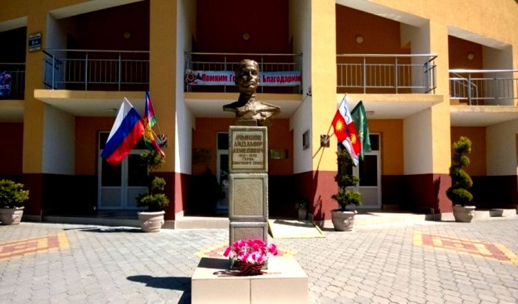 Памятник А.Ачмизову - шапсугу, ставшему Героем Советского Союза