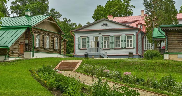 На территории музейной усадьбы Абрамцево