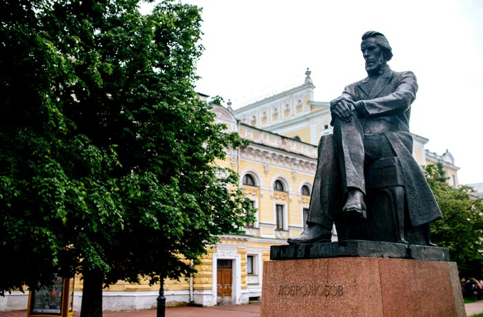 Памятник Добролюбову на Б.Покровской в Нижнем Новгороде