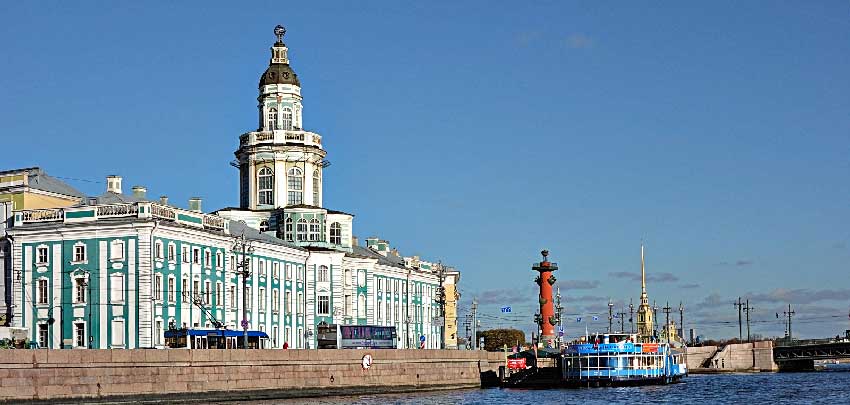 Кунсткамера на Университетской набережной Петербурга