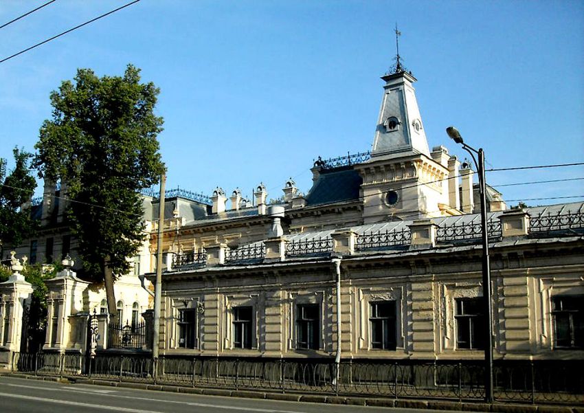 Музей ИЗО, выделившись из Городского музея, переехал в Особняк Сандецкого