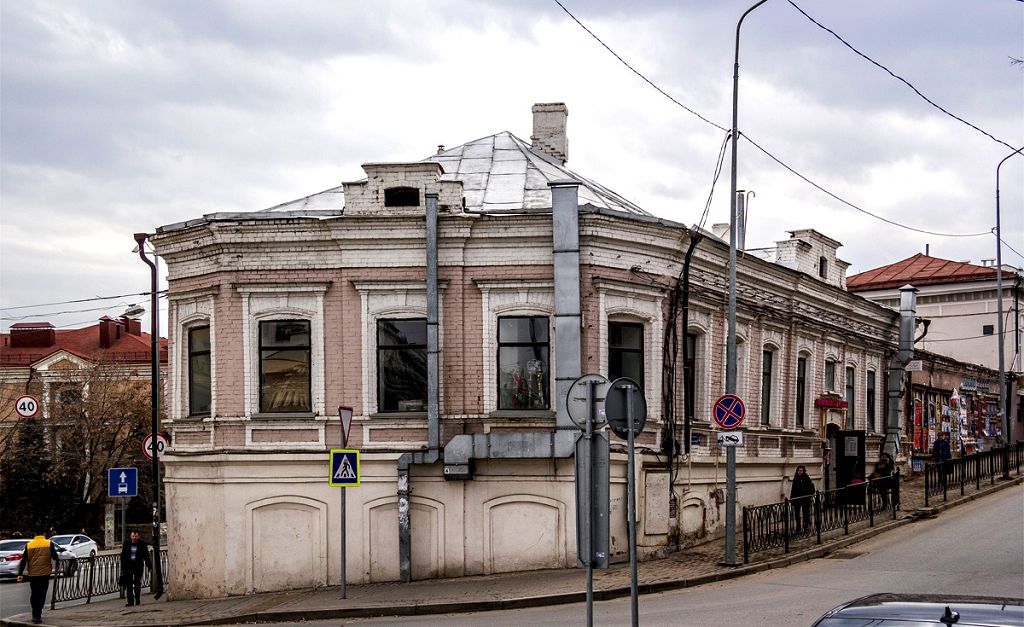 Подняться к Кремлевской улице можно по улице Профессора Нужина