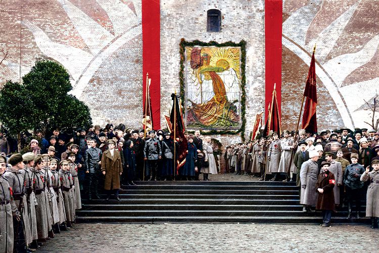На торжество открытия мемориальной доски прибыл сам .И.Ленин