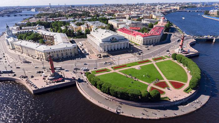 В месте слияния Большой и Малой Невы находится Васильевская стрелка