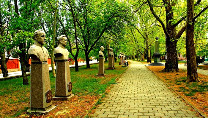 "Аллея героев" - основная составляющая улицы Горького