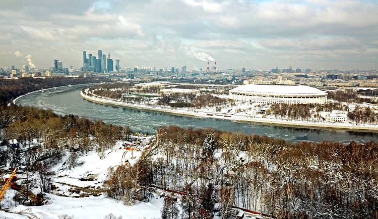 Вид с Воробьевых гор на зимнюю столицу поистине фантастичен