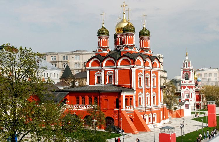 Главный собор бывшего Знаменского монастыря - самое крупное строение дореволюционного Зарядья